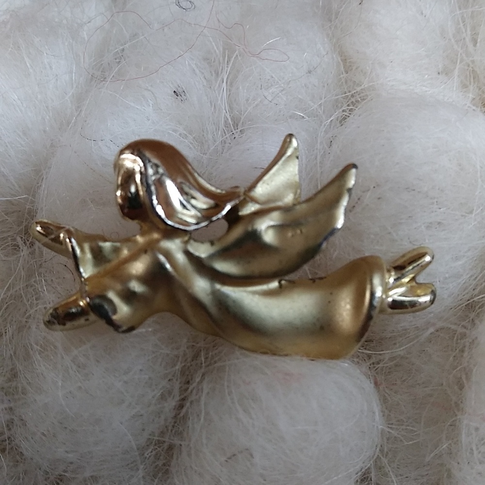 Angel pin gold brooch